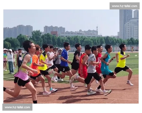 甘肃省第六届中学生运动会田径比赛激情开赛 陇原少年雨中角逐青春速度与力量