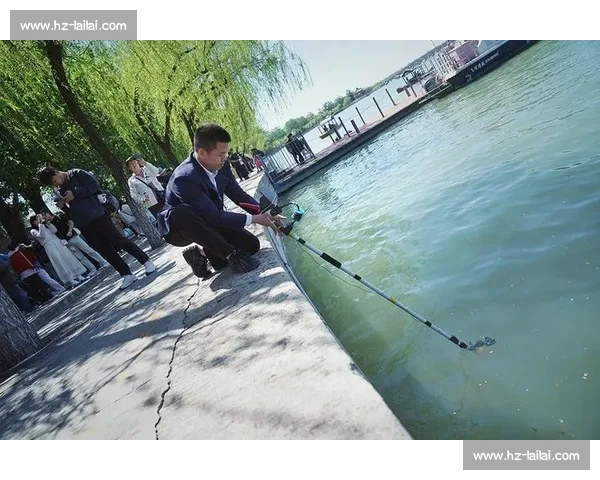 颐和园 “打捞神器” 3 分钟捞起落水手机 游客惊喜发现仍可使用
